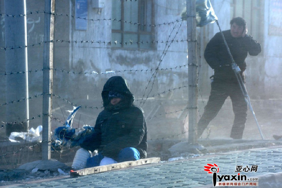 Pedestrains struggle against the wind in Urumqi Dec 15, 2010. [Yaxin.net]