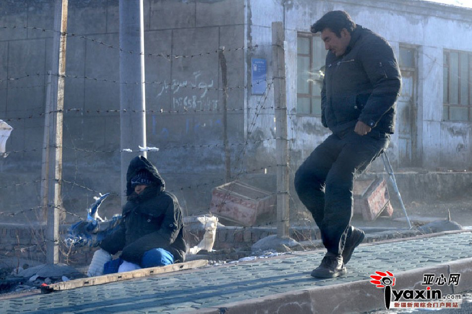 Pedestrains struggle against the wind in Urumqi Dec 15, 2010. [Yaxin.net]