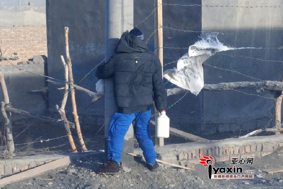 A man struggles against the wind in Urumqi Dec 15, 2010. [Yaxin.net]