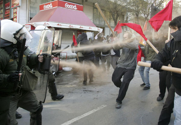 A policeman sprays tear gas at protesters during riots in Thessaloniki Dec 15, 2010. [China Daily/Agencies]