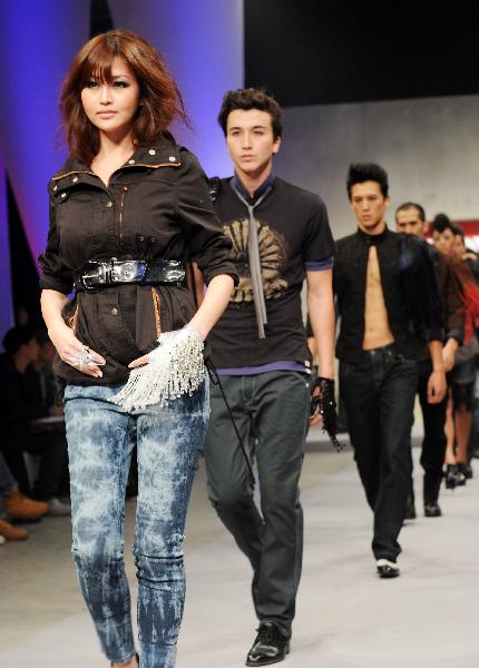 Models present creations during the Levi's 2011 spring collection show in Taipei, southeast China's Taiwan, Dec. 15, 2010.