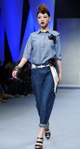 A model presents a creation during the Levi's 2011 spring collection show in Taipei, southeast China's Taiwan, Dec. 15, 2010.