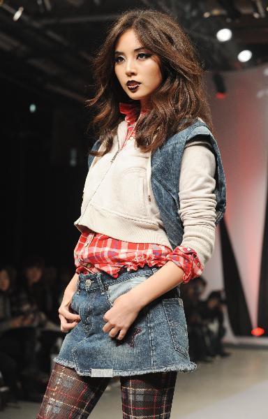 A model presents a creation during the Levi's 2011 spring collection show in Taipei, southeast China's Taiwan, Dec. 15, 2010.