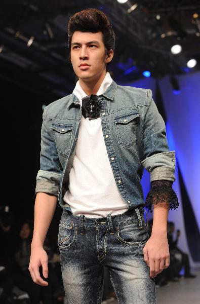 A model presents a creation during the Levi's 2011 spring collection show in Taipei, southeast China's Taiwan, Dec. 15, 2010.