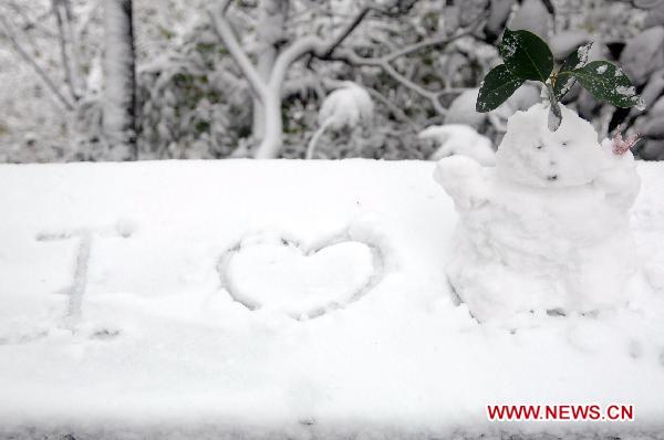 Photo taken on Dec. 15, 2010 shows a tiny snowman standing next to the west lake in Hangzhou, capital of east China&apos;s Zhejiang Province. Various parts of China, including Hangzhou, embraced the first snow of this winter on Wednesday. (Xinhua