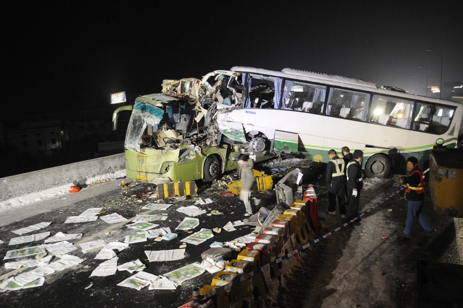 Rescuers prepare to remove a bus out of the expressway after a crash which killed six people near the Hangzhou International Airport in Hangzhou, Zhejiang province, Dec 16, 2010.