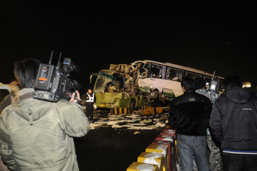 Six people were killed and a dozen injured Thursday when two buses collided in Hangzhou city, East China&apos;s Zhejiang Province. [Xinhua] 