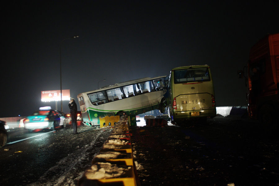 Six people were killed and a dozen injured Thursday when two buses collided in Hangzhou city, East China&apos;s Zhejiang Province. [Xinhua] 