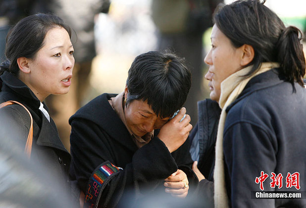 Relatives grieve as bodies of victims killed in a Tara Air plane crash arrive in Kathmandu December 16, 2010. The Twin Otter aircraft 9N-AFX, operated by Tara Air between Lamidanda and capital Kathmandu, had lost contact shortly after takeoff on Wednesday from the mountainous airstrip and probably ploughed into the 9,000-feet-high hill, killing all 22 people onboard, officials said. [Chinanews.com]