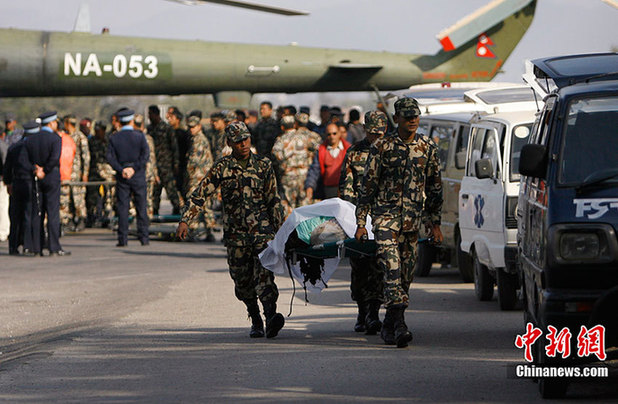  The bodies of victims killed in a Tara Air plane crash arrive in Kathmandu Dec 16, 2010. [Chinanews.com]