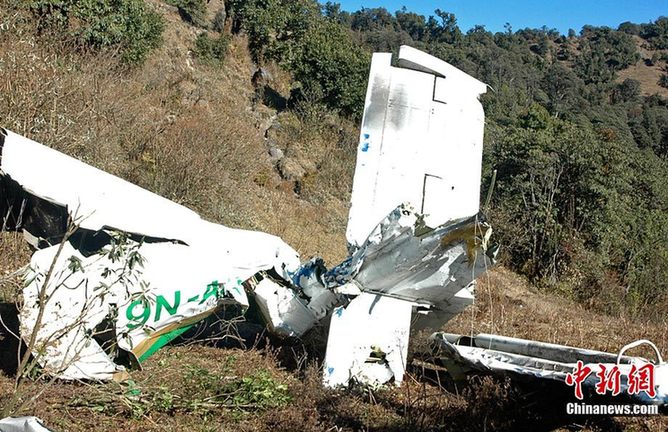 All 22 passengers and crew on board a small passenger plane that crashed in a mountainous area in eastern Nepal were killed, police said on Thursday. The Twin Otter aircraft 9N-AFX, operated by Tara Air between Lamidanda and capital Kathmandu, had lost contact shortly after takeoff on Wednesday from the mountainous airstrip and probably ploughed into the 9,000-feet-high hill, killing all 22 people onboard. [Chinanews.com]