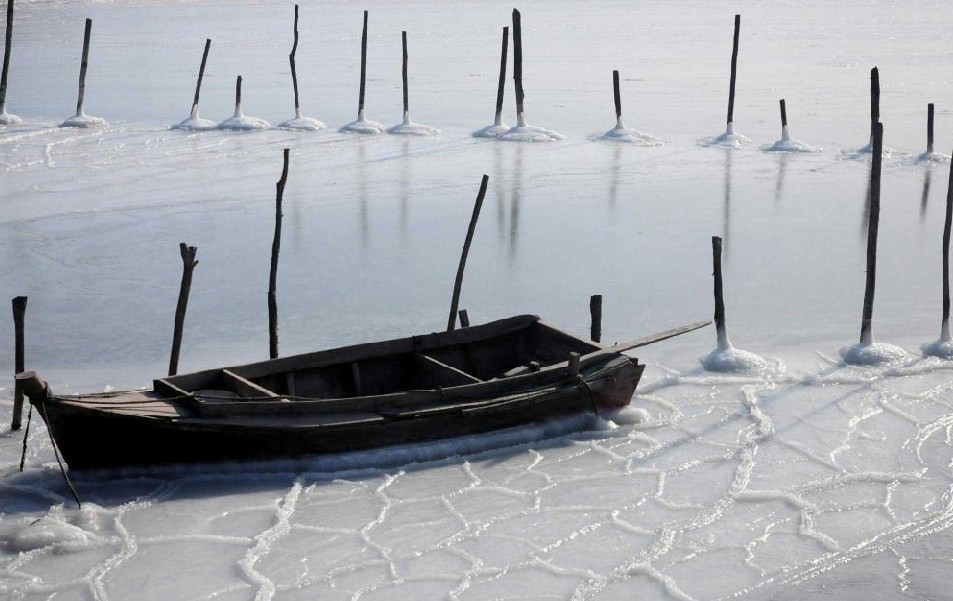 The sea surface is covered with ice in the Bohai sea near Dalian, Northeast China&apos;s Liaoning province, Dec 15, 2010. [Xinhua]