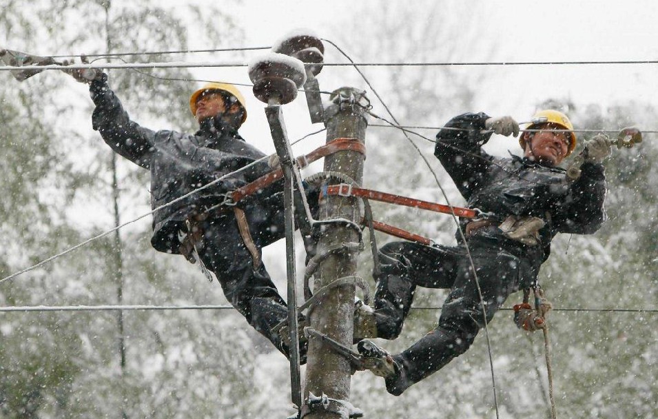 Electricians brave the cold weather to repair power lines in Dongbaihu town, East China&apos;s Zhejiang province, Dec 15, 2010. [Xinhua] 