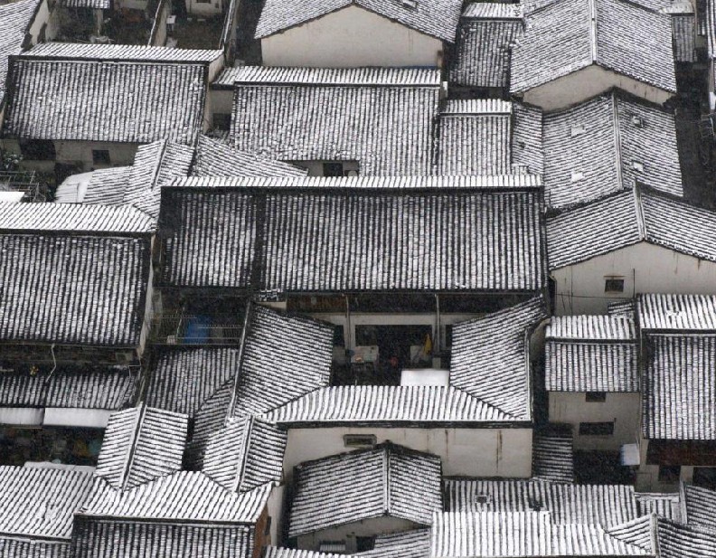 Houses in Shaoxing city, East China&apos;s Zhejiang province are seen blanketed with snow, Dec 15, 2010. [Xinhua]