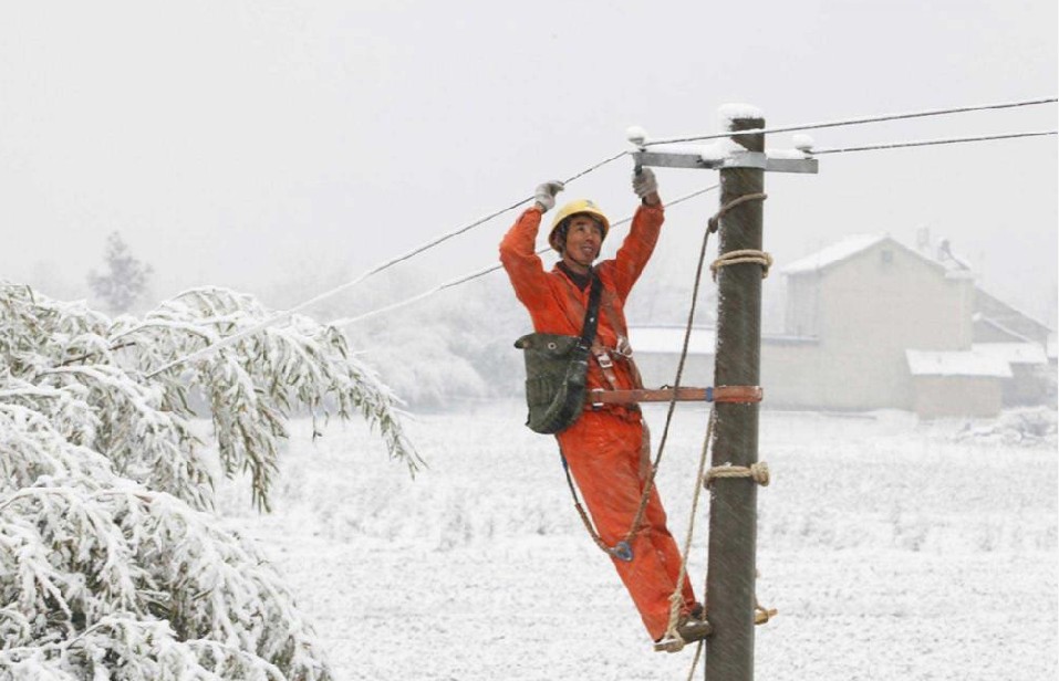 An electrician repairs power lines in Ningguo, East China&apos;s Anhui province, Dec 15, 2010. Anhui Meteorological Bureau issued a blue warning for a snowstorm at 11:00 am, Dec 15, 2010. [Xinhua]