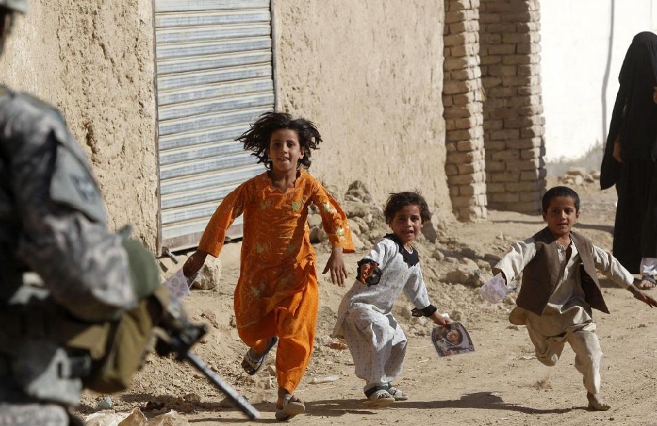 Children run towards the U.S. soldiers from 3rd Platoon, Bravo Company, 1-22 Infantry Batallion patrolling Shingkay village in Kandahar province in southern Afghanistan October 4, 2010.[China Daily]