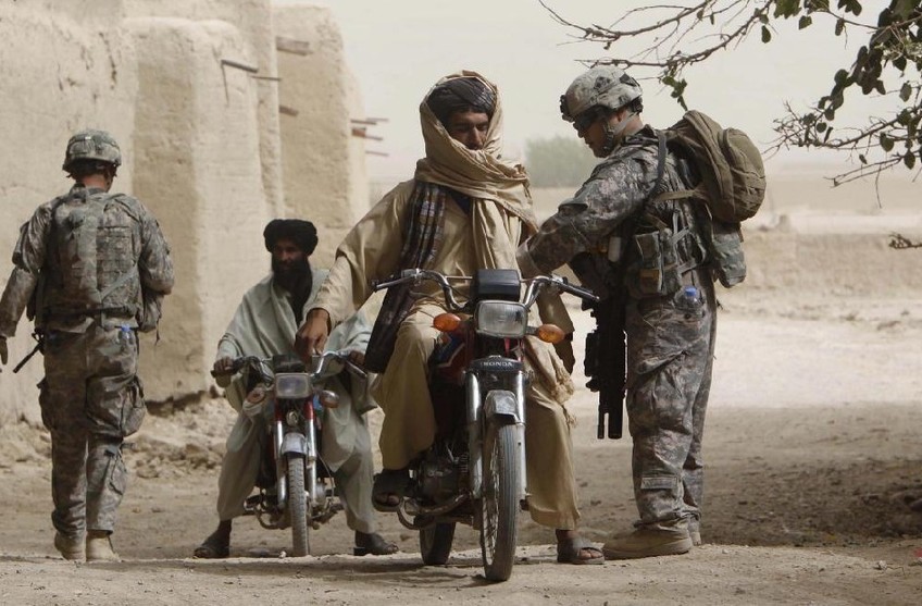 U.S. army soldiers from Delta Company, a part of Task Force 1-66, patrol at the village of Gul Kalacheh, Arghandab River valley in Kandahar province September 17, 2010. [China Daily]
