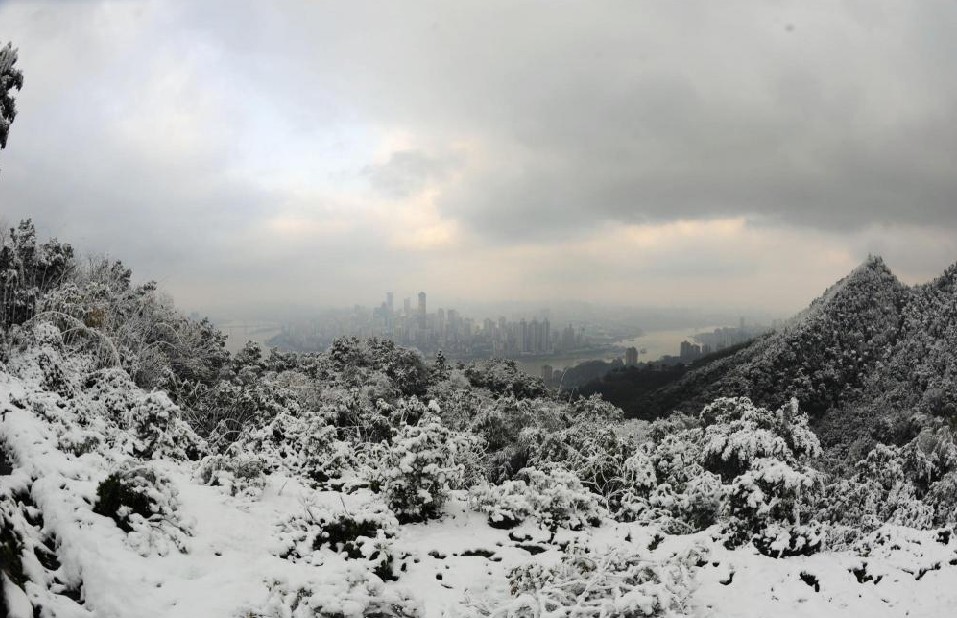 Clouds gather over snow-covered Southwest China&apos;s Chongqing municipality, where residents saw a rare snowfall, Dec 16, 2010. Four centimeters of snow fell, which is rare for Chongqing, a city that seldom sees any snow. [Xinhua]