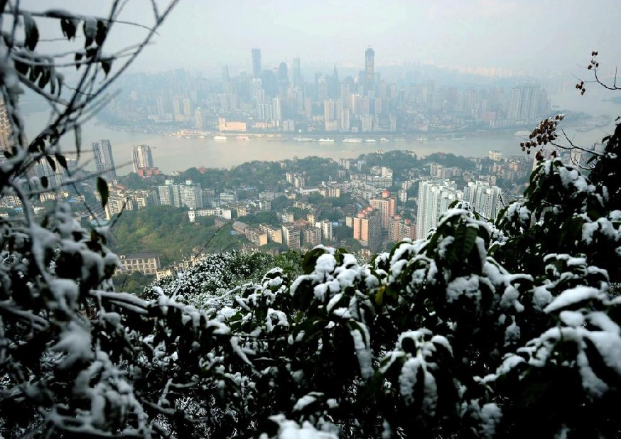 A bird&apos;s-eye view of Chongqing after a rare snowfall, Dec 16, 2010. [Xinhua]