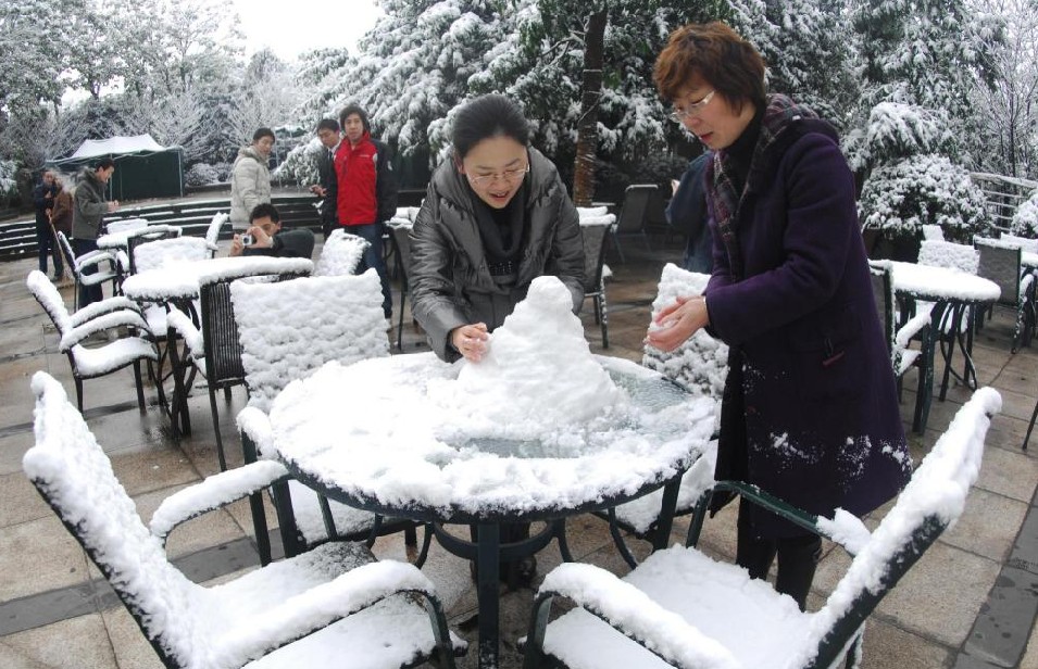 People play with snow in Chongqing, Dec 16, 2010. [Xinhua]