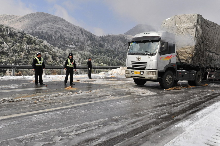 A severe cold snap swept through South China and froze over sections of the Beijing-Hong Kong-Macao Freeway in Guangdong province starting Dec 15, bringing traffic to a standstill and stranding over 8,000. [Agencies]