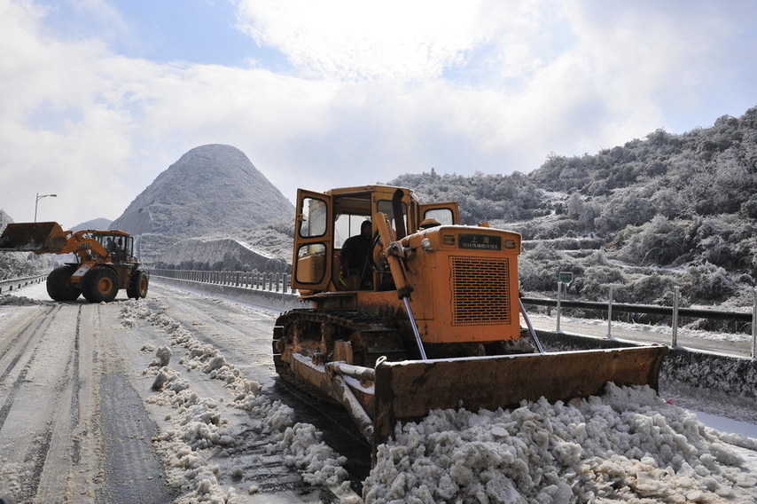 A severe cold snap swept through South China and froze over sections of the Beijing-Hong Kong-Macao Freeway in Guangdong province starting Dec 15, bringing traffic to a standstill and stranding over 8,000. [Agencies]