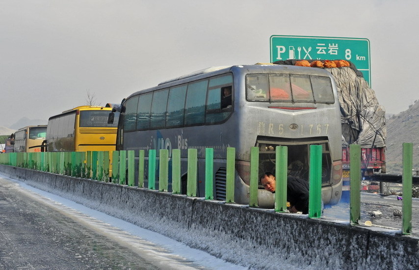 A severe cold snap swept through South China and froze over sections of the Beijing-Hong Kong-Macao Freeway in Guangdong province starting Dec 15, bringing traffic to a standstill and stranding over 8,000. [Agencies]