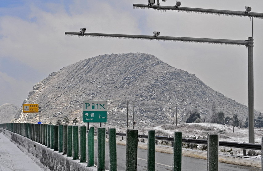 A severe cold snap swept through South China and froze over sections of the Beijing-Hong Kong-Macao Freeway in Guangdong province starting Dec 15, bringing traffic to a standstill and stranding over 8,000. [Agencies]