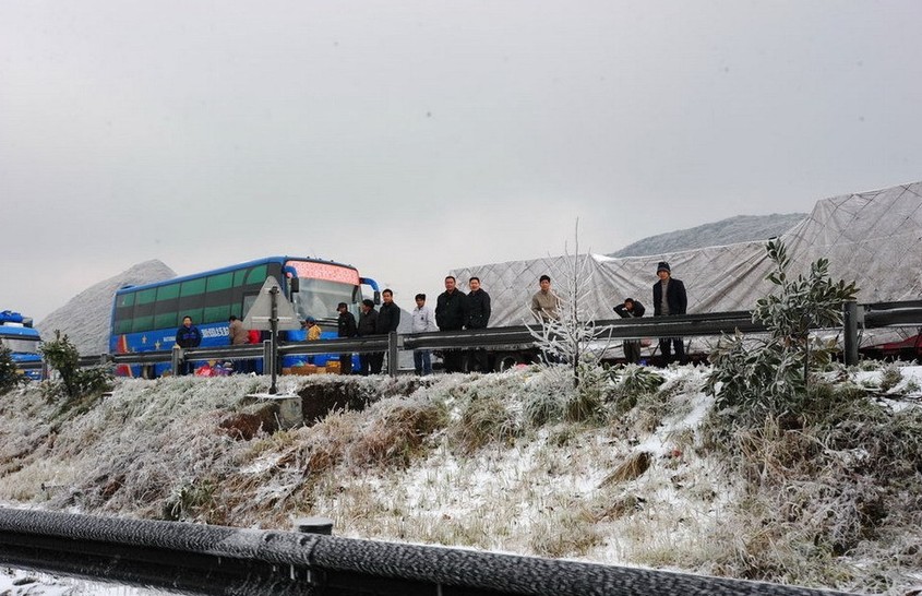 A severe cold snap swept through South China and froze over sections of the Beijing-Hong Kong-Macao Freeway in Guangdong province starting Dec 15, bringing traffic to a standstill and stranding over 8,000. [Agencies]