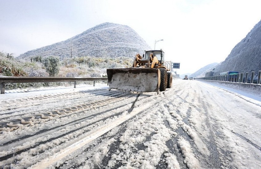 A severe cold snap swept through South China and froze over sections of the Beijing-Hong Kong-Macao Freeway in Guangdong province starting Dec 15, bringing traffic to a standstill and stranding over 8,000. [Agencies]