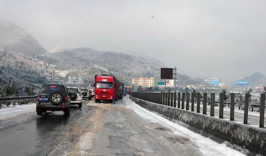 Trucks and cars drive slowly on the Beijing-Hong Kong-Macao Freeway in Shaoguan county, South China&apos;s Guangdong province, Dec 16, 2010. [Agencies]