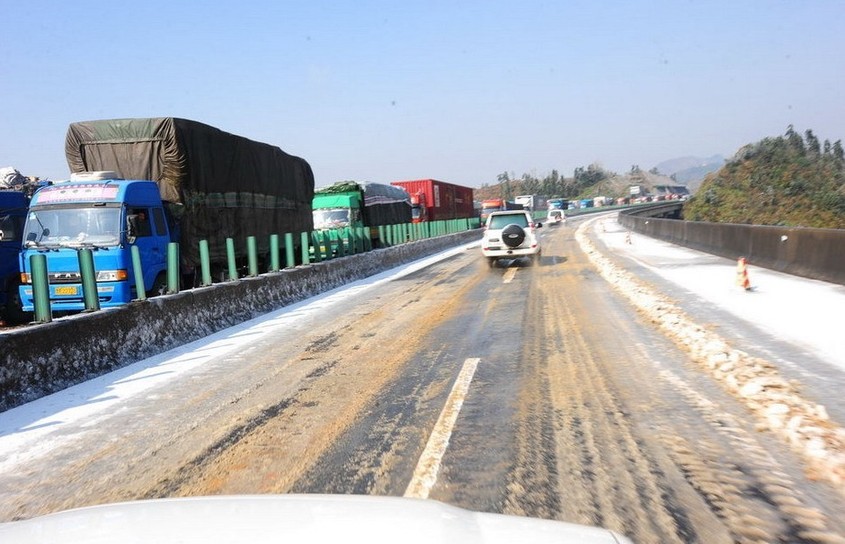 A severe cold snap swept through South China and froze over sections of the Beijing-Hong Kong-Macao Freeway in Guangdong province starting Dec 15, bringing traffic to a standstill and stranding over 8,000. [Agencies]