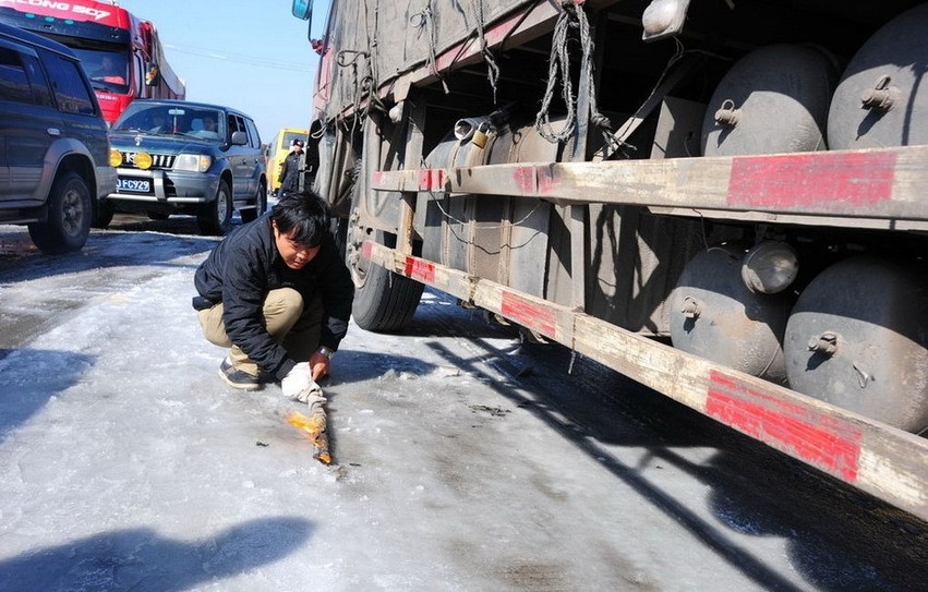 A severe cold snap swept through South China and froze over sections of the Beijing-Hong Kong-Macao Freeway in Guangdong province starting Dec 15, bringing traffic to a standstill and stranding over 8,000. [Agencies]