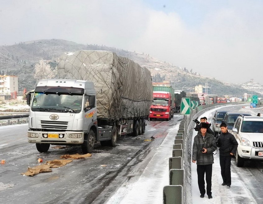 A severe cold snap swept through South China and froze over sections of the Beijing-Hong Kong-Macao Freeway in Guangdong province starting Dec 15, bringing traffic to a standstill and stranding over 8,000. [Agencies]