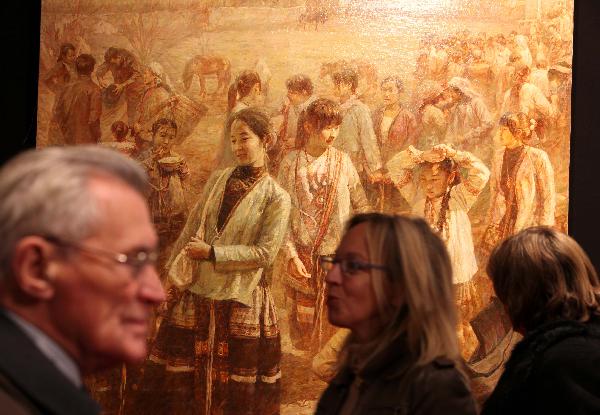 People look at Chinese artists' paintings during the Salon 2010 held by the French National Society of Fine Arts at Carrousel in the Louvre Palace in Paris, capital of France, Dec. 16, 2010. The 4-day salon opened here on Thursday. 51 Chinese artists participated in the salon with their 53 pieces of artworks. 