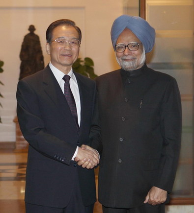 Chinese Premier Wen Jiabao (L) shakes hands with India's Prime Minister Manmohan Singh before their meeting in New Delhi Dec 16, 2010. [Xinhua]