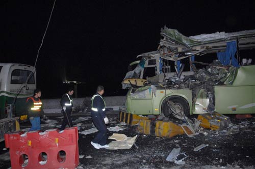 Rescuers prepare to remove a bus out of the expressway after a crash which killed six people near the Hangzhou International Airport in Hangzhou, Zhejiang province, Dec 16, 2010. [Photo/Xinhua] 