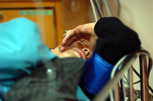 A man injured in a bus crash receives medical treatment in a hospital in Hangzhou, East China's Zhejiang province, Dec 16, 2010. [Photo/Xinhua] 