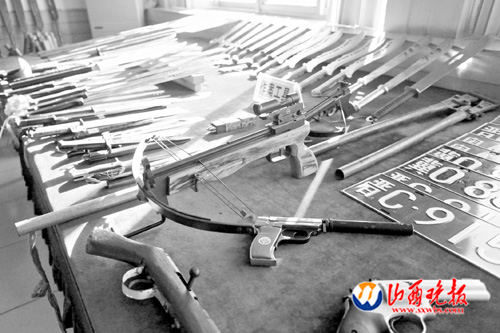 Undated photo of confiscated weapons used by Guan Jianjun's gang. [Photo/www.sxwbs.com]