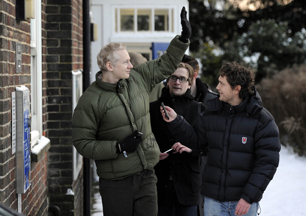 WikiLeaks founder Julian Assange waves as he leaves Beccles Police station in Suffolk, England December 17, 2010. [Xinhua]