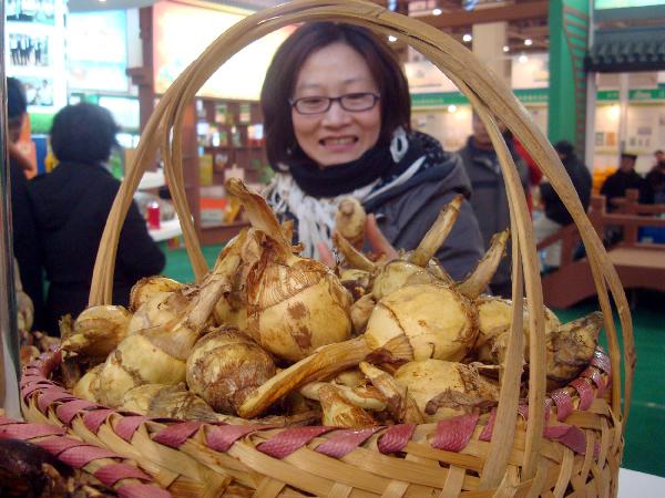 Photo taken on Dec. 17, 2010 shows exhibits at the Ninth Suzhou Agricultural Fair that opened on Friday in Suzhou, east China&apos;s Jiangsu Province. The four-day-long fair has attracted over 400 companies bringing more than 800 kinds of agricultural products on show. [Xinhua]