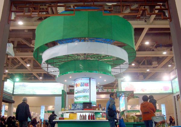 Visitors wander at the Ninth Suzhou Agricultural Fair that opened on Friday in Suzhou, east China&apos;s Jiangsu Province, Dec. 17, 2010. The four-day-long fair has attracted over 400 companies bringing more than 800 kinds of agricultural products on show. [Xinhua]