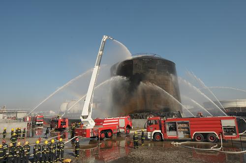 Firefighters have put out the flames of a 10,000-cubic-meter propylene tank in east China&apos;s Zhejiang Province, local officials said Saturday morning. The tank caught fire early Saturday morning in Huachen Energy Depot in Quantang Town in Pinghu City of Zhejiang. Investigation into the cause of the accident is underway. [Xinhua]