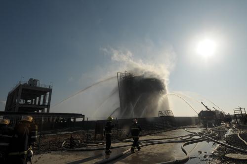 Firefighters have put out the flames of a 10,000-cubic-meter propylene tank in east China&apos;s Zhejiang Province, local officials said Saturday morning. The tank caught fire early Saturday morning in Huachen Energy Depot in Quantang Town in Pinghu City of Zhejiang. Investigation into the cause of the accident is underway. [Xinhua]