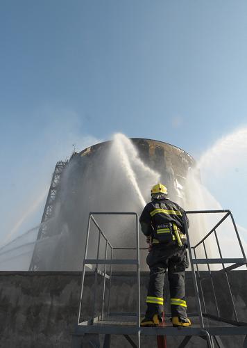 Firefighters have put out the flames of a 10,000-cubic-meter propylene tank in east China&apos;s Zhejiang Province, local officials said Saturday morning. The tank caught fire early Saturday morning in Huachen Energy Depot in Quantang Town in Pinghu City of Zhejiang. Investigation into the cause of the accident is underway. [Xinhua]