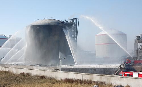 Firefighters have put out the flames of a 10,000-cubic-meter propylene tank in east China&apos;s Zhejiang Province, local officials said Saturday morning. The tank caught fire early Saturday morning in Huachen Energy Depot in Quantang Town in Pinghu City of Zhejiang. Investigation into the cause of the accident is underway. [Xinhua]