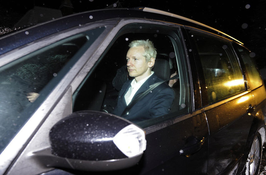 Julian Assange was granted conditional bail on Dec. 16, 2010 as the High Court in London rejected an appeal by prosecutors to keep the WikiLeaks founder behind bars while he battles an extradition attempt by Sweden. [sohu.com]