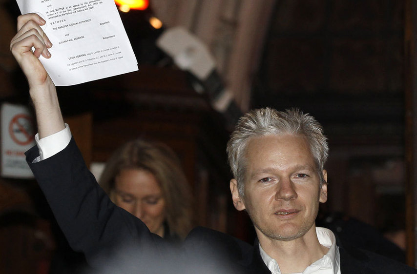 Julian Assange was granted conditional bail on Dec. 16, 2010 as the High Court in London rejected an appeal by prosecutors to keep the WikiLeaks founder behind bars while he battles an extradition attempt by Sweden. [sohu.com]