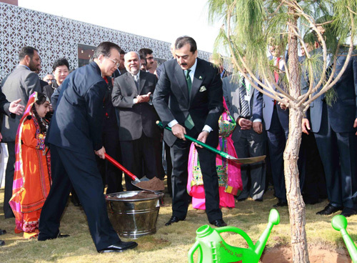 Chinese Premier Wen Jiabao (L, front) and his Pakistani counterpart Yousuf Raza Gilani (2nd L, front) plant a friendship tree at the Pakistan-China Friendship Center in Islamabad, the capital of Pakistan, Dec 18, 2010.