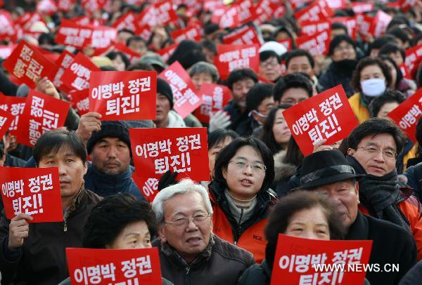 South Korean protestors hold banners and shout slogans during an anti-government rally in Seoul, capital of South Korea on Dec. 18, 2010. South Korea has declared plans for a live shell artillery drill in the waters southwest of Yeonpyeong Island on a selected date from Dec. 18-21 depending on weather conditions.